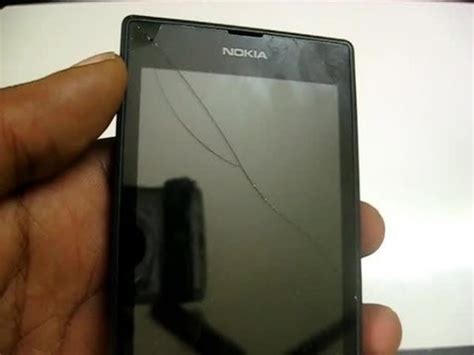 Nokia Lumia 520 screen shattered on first drop